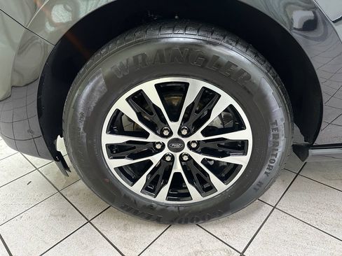 Used 2025 Ford Expedition Platinum image 11