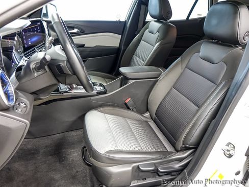 Used 2025 Chevrolet Trax LT w/ LT Convenience Package FWD image 9