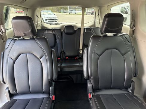 Used 2024 Chrysler Pacifica Touring-L FWD image 41