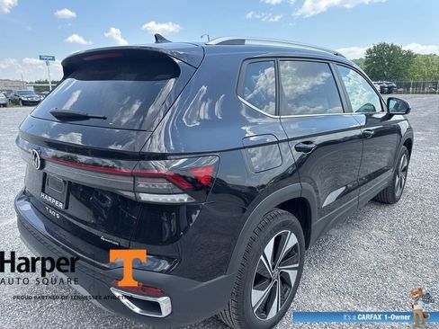 Used 2025 Volkswagen Taos SE w/ Panoramic Sunroof Package AWD/4WD image 5