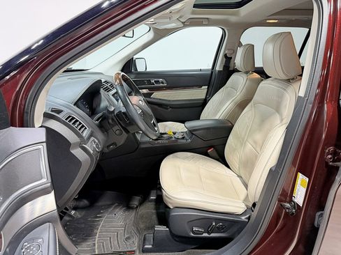 Used 2018 Ford Explorer Platinum image 32