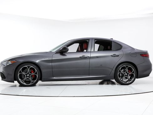 Used 2023 Alfa Romeo Giulia Veloce RWD image 2