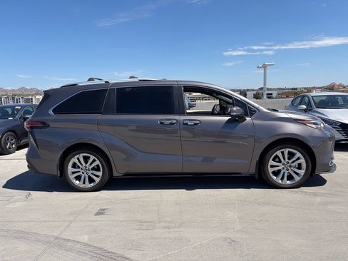 Used 2023 Toyota Sienna Platinum FWD image 3