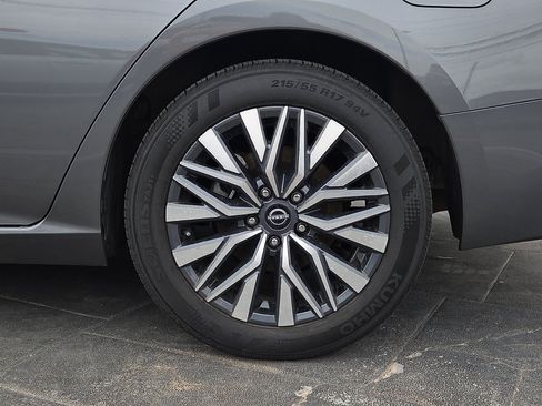 Used 2025 Nissan Altima 2.5 SV FWD image 5
