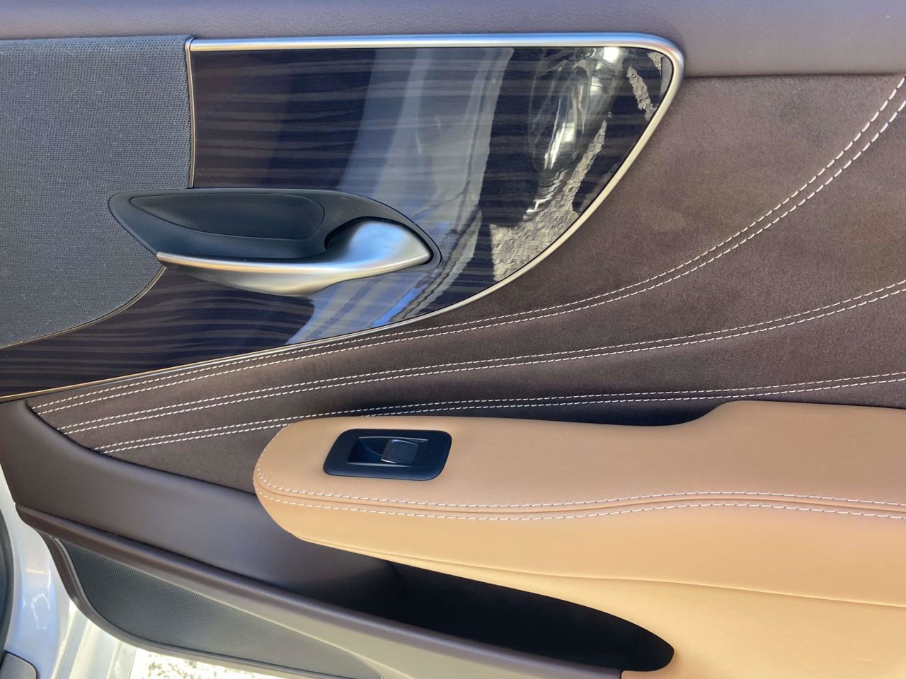 Used 2018 Lexus LS 500 w/ Accessory Package (Z2) RWD image 16