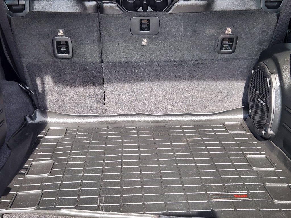 Used 2018 Jeep Wrangler Unlimited Sahara AWD/4WD image 11