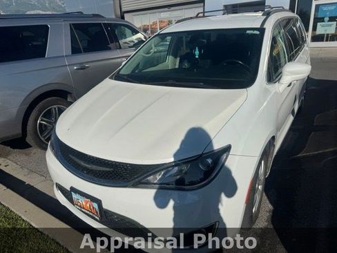 Used 2017 Chrysler Pacifica Touring-L FWD image 2