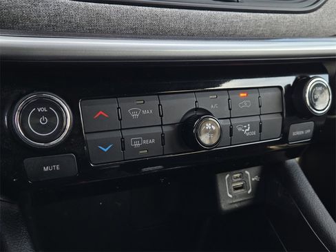 Used 2024 Jeep Compass Latitude image 14