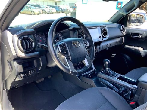 Used 2018 Toyota Tacoma TRD Sport w/ Technology Package image 17