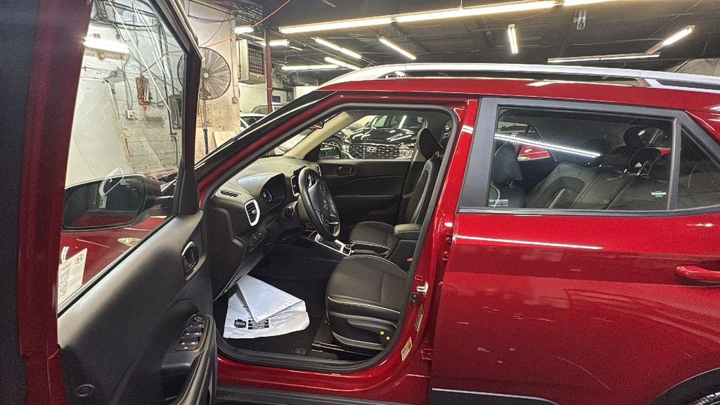 Used 2025 Hyundai Venue Limited FWD image 12