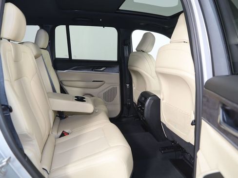 Used 2024 Jeep Grand Cherokee Limited w/ Luxury Tech Group II image 14