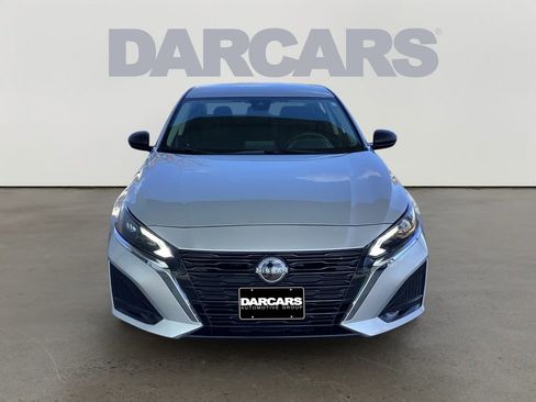 Used 2024 Nissan Altima 2.5 SV image 2