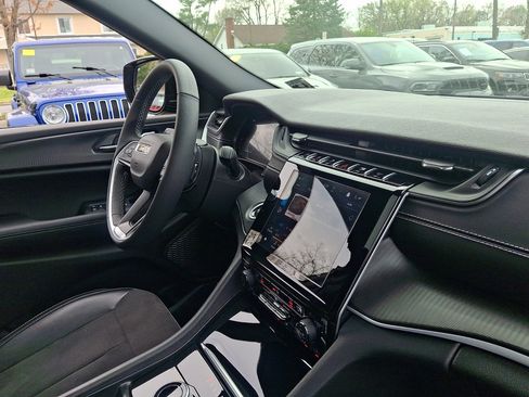 Used 2024 Jeep Grand Cherokee L Altitude image 12