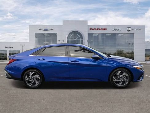 Used 2025 Hyundai Elantra SEL FWD image 2