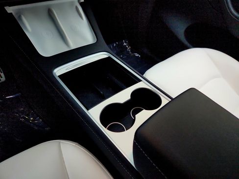 Used 2024 Tesla Model Y Long Range image 19