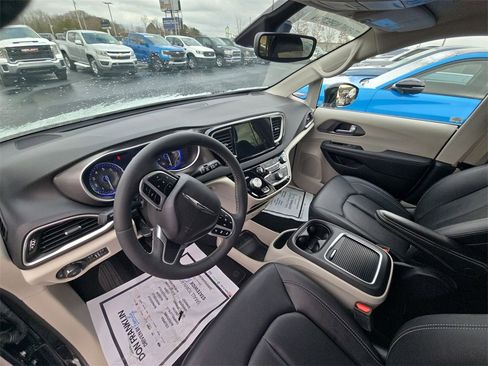 Used 2024 Chrysler Pacifica Touring-L image 10