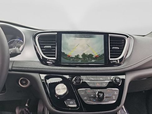 Used 2026 Chrysler Pacifica Limited FWD image 20