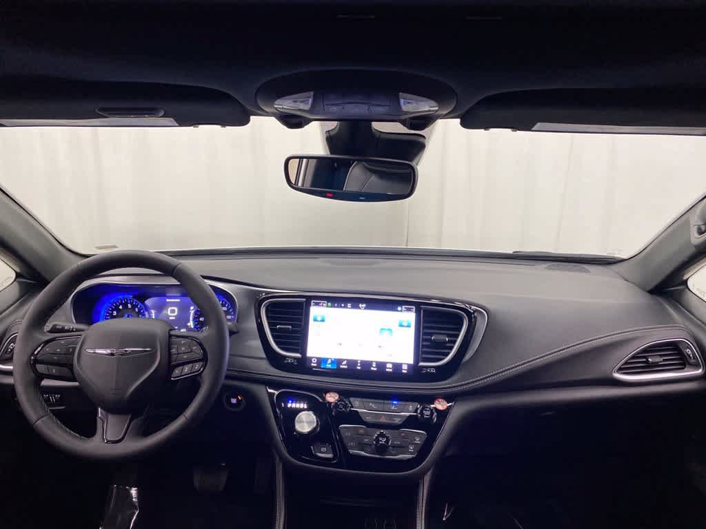 Used 2025 Chrysler Pacifica Limited FWD image 11