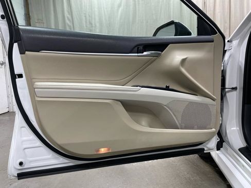 Used 2018 Toyota Camry XLE FWD image 8