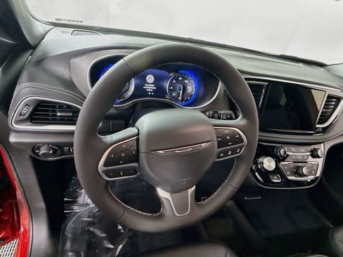 New 2027 Chrysler Pacifica Select AWD/4WD image 5