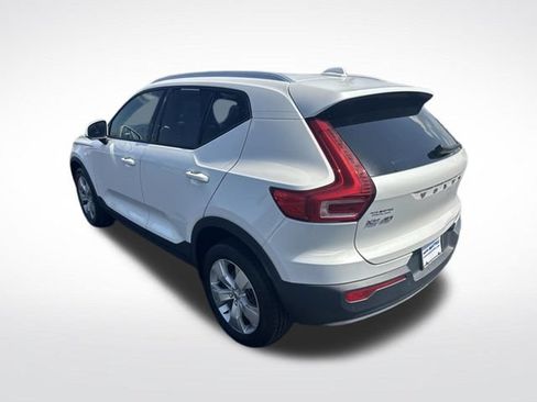 Used 2022 Volvo XC40 T4 Momentum FWD image 3