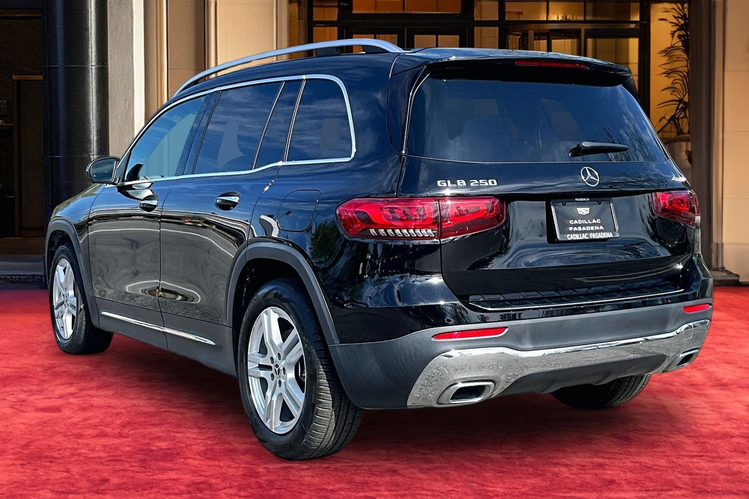 Used 2023 Mercedes-Benz GLB 250 4MATIC w/ Premium Package image 4