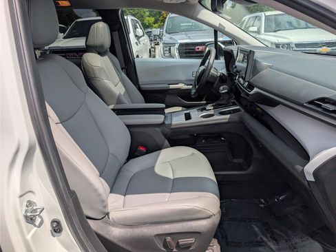Used 2025 Toyota Sienna XLE AWD/4WD image 13