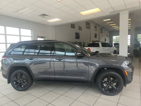 Used 2025 Jeep Grand Cherokee Altitude AWD/4WD image 12