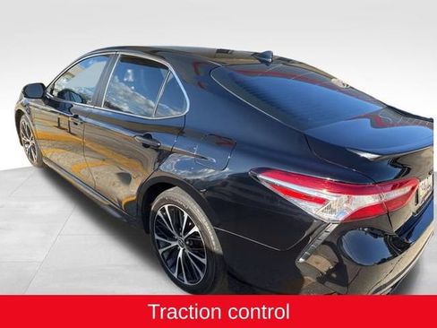 Used 2020 Toyota Camry SE image 3