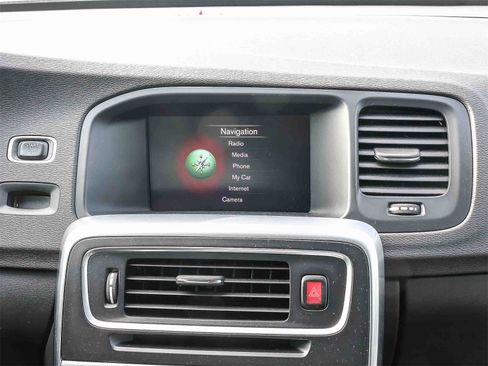 Used 2018 Volvo V60 T5 Cross Country image 15