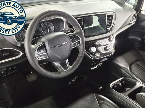 Used 2025 Chrysler Pacifica Select FWD image 10