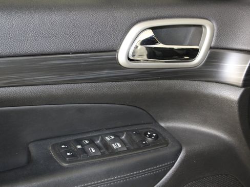 Used 2019 Jeep Grand Cherokee Altitude image 24