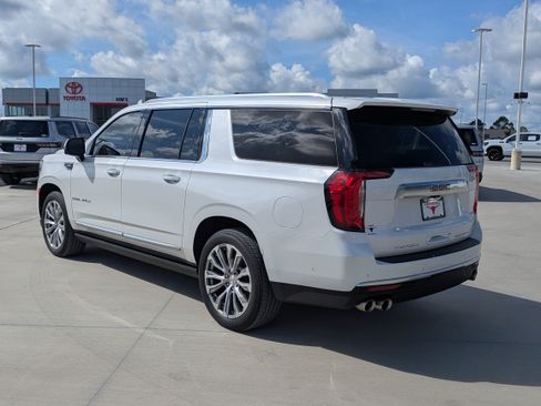 Used 2023 GMC Yukon XL Denali w/ Advanced Technology Package AWD/4WD image 3