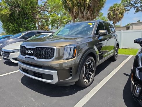 Used 2025 Kia Telluride EX w/ EX Captain's Chair Package FWD image 4