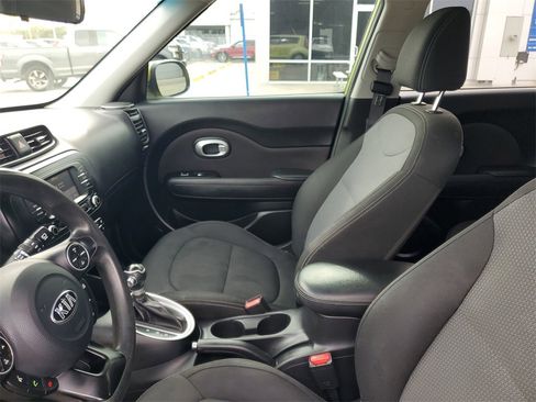 Used 2017 Kia Soul + image 12