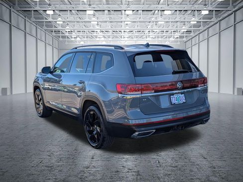 Used 2025 Volkswagen Atlas SE w/ Panoramic Sunroof Package image 3