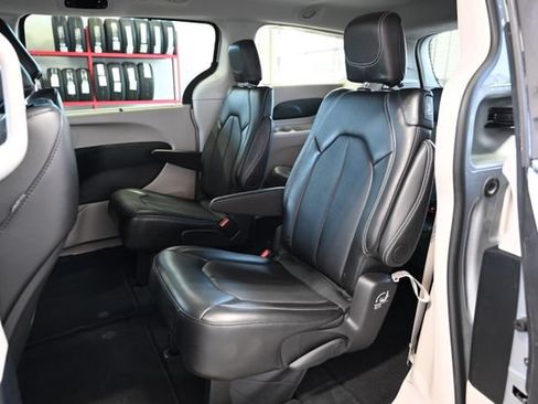 Used 2024 Chrysler Pacifica Touring-L FWD image 12