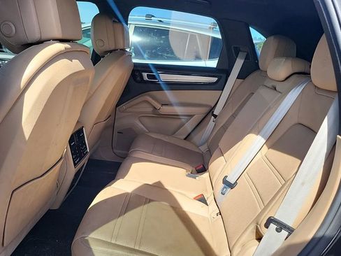 Used 2023 Porsche Cayenne Platinum Edition image 8
