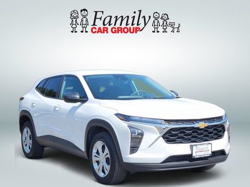 Used 2025 Chevrolet Trax LS FWD image 2