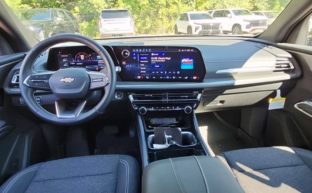 Used 2026 Chevrolet Traverse LT w/ Sun and Wheel Package AWD/4WD image 2