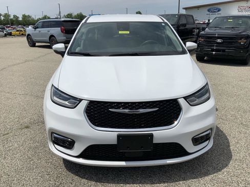 Used 2023 Chrysler Pacifica Touring-L FWD image 3