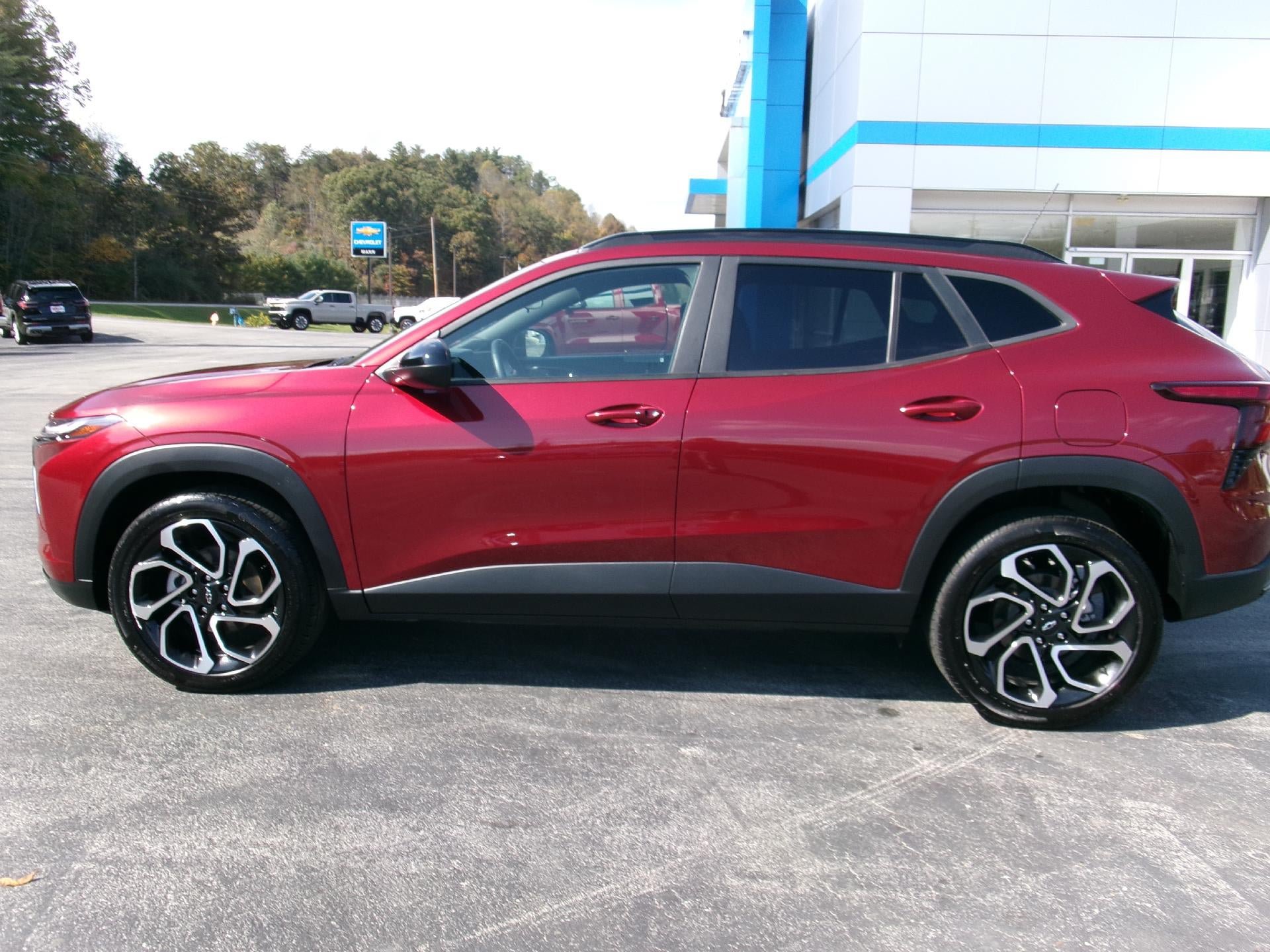 Used 2024 Chevrolet Trax RS w/ Sunroof Package FWD image 2