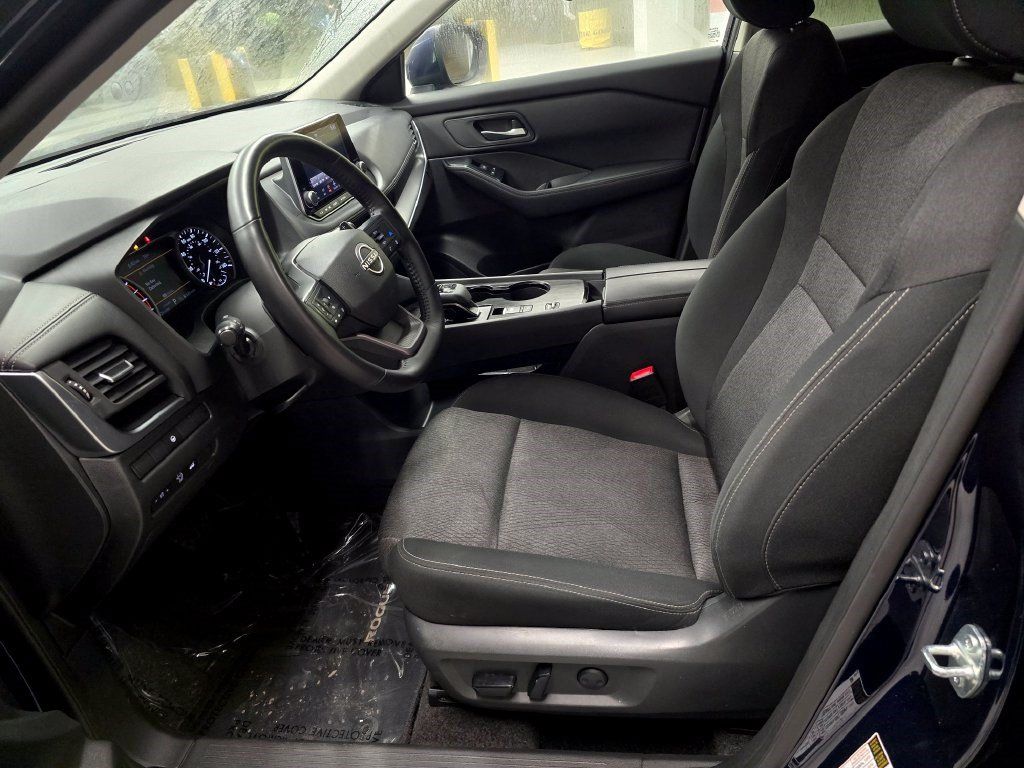 Used 2025 Nissan Rogue SV FWD image 16