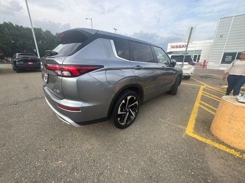 Used 2024 Mitsubishi Outlander 4WD Plug-In Hybrid image 3