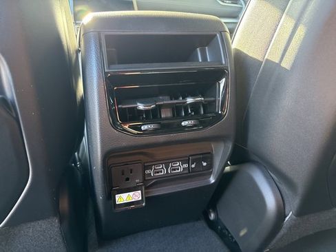 New 2025 Jeep Grand Cherokee Limited w/ Black Appearance Package image 17