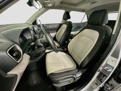 Used 2025 Hyundai Venue SEL FWD image 13