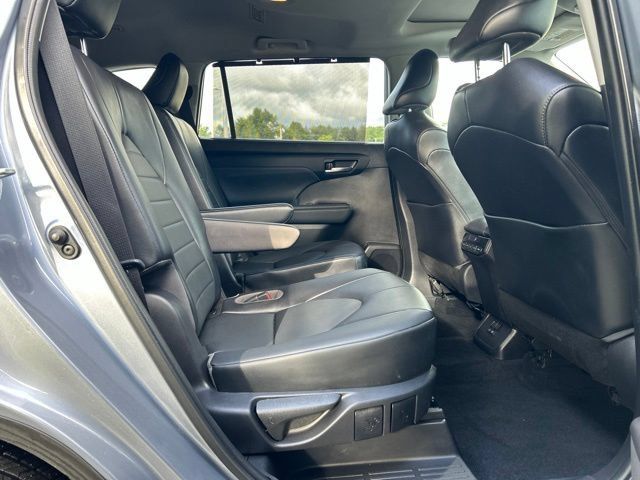 Used 2022 Toyota Highlander XLE AWD/4WD image 51