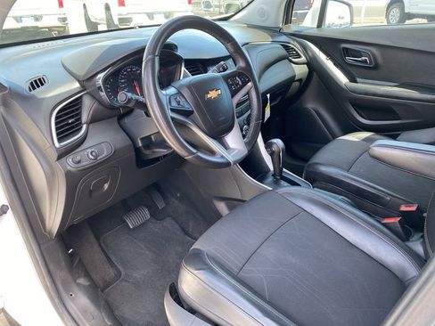 Used 2021 Chevrolet Trax LT w/ LT Convenience Package FWD image 19