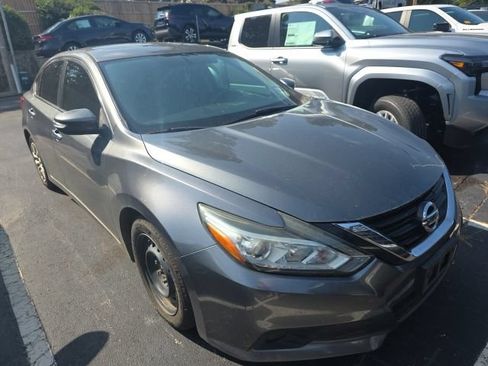 Used 2017 Nissan Altima 2.5 SL w/ Moonroof Package FWD image 3