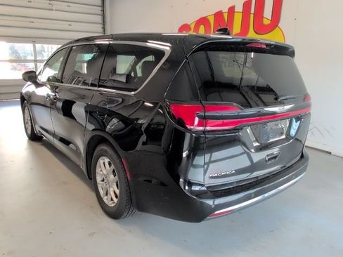 Used 2025 Chrysler Pacifica Select FWD image 3